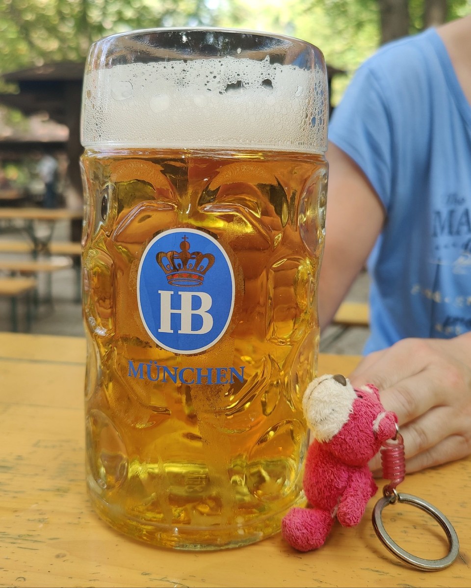 Deutschland - München - Auch das Bärchen trinkt mit.