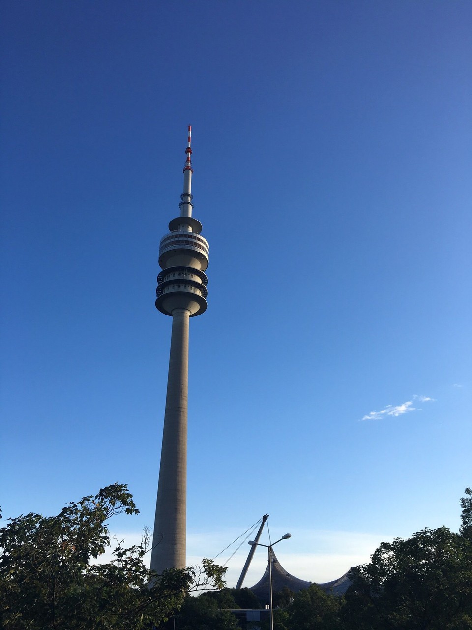 Deutschland - München - Nach dem deutschen Museum in den Olympiapark und auf den Turm. München sehr schön von oben gesehen! Danach Münchner Sommerfest genossen mit Kettenkarussell, Pommes und Crêpes. 😋
Dann zum Hotel zurück und ab ins Bett, morgen geht es nach Österreich.