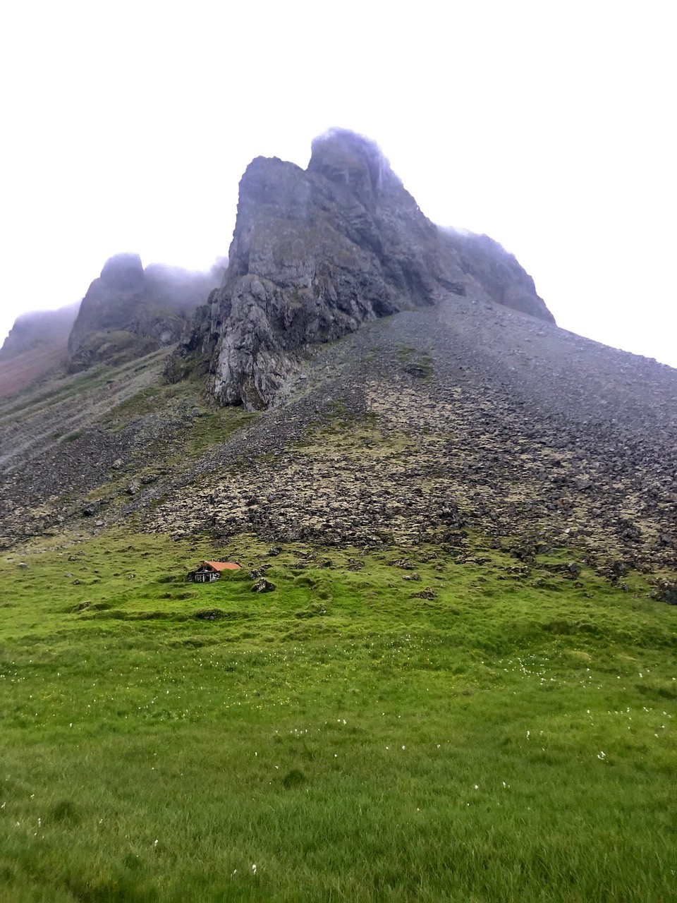 Island - Sveitarfélagið Hornafjörður - Hier ist die Wolkendecke ein wenig lockerer... Die schönsten Bilder lassen sich jedoch von der Nehrung aus schiessen... Da der Weg zur Nehrung jedoch kostenpflichtig ist und es nun doch schon sehr spät ist, lassen wir dies einfach bleiben... Jetzt geht es einfach ab zum Campingplatz nach Höfn.