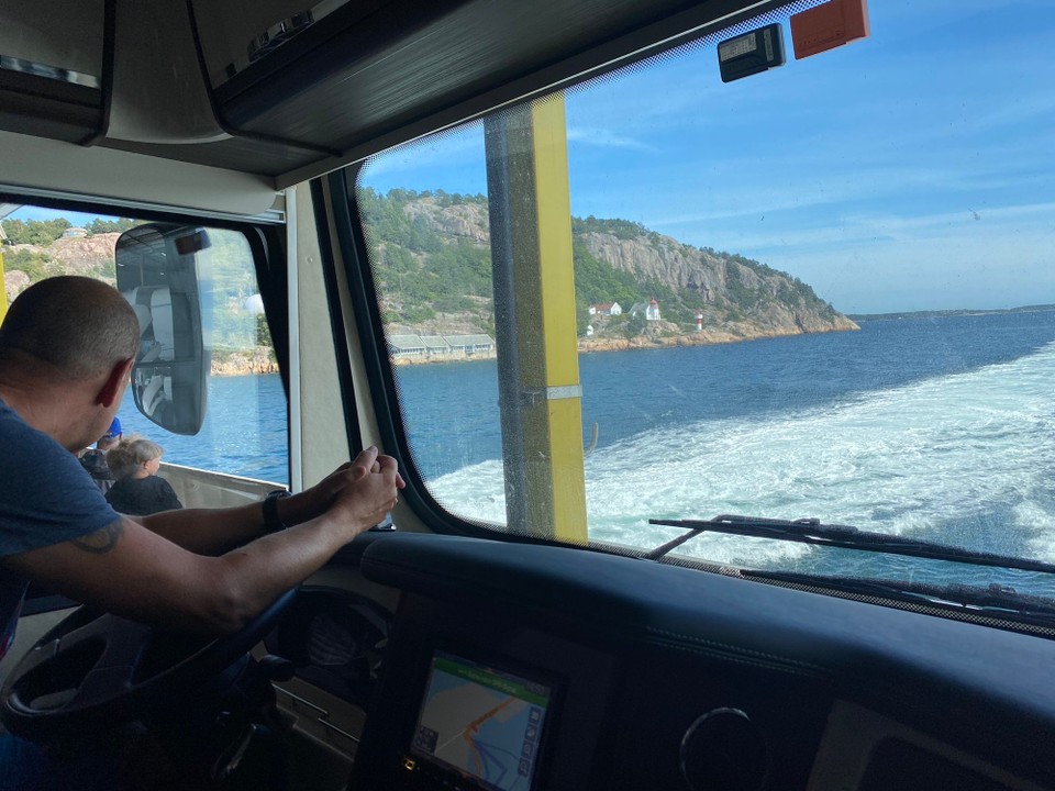 Norwegen - Evje - Die Hunde sollten ja im Wohnmobil bleiben. Wir sind dann an Deck, bis wir kurzfristig entschieden haben, dass sich Tobias wieder zu den Hunden schmuggelt. Was auch definitiv die besser Entscheidung war. Sie waren doch sehr verunsichert. 