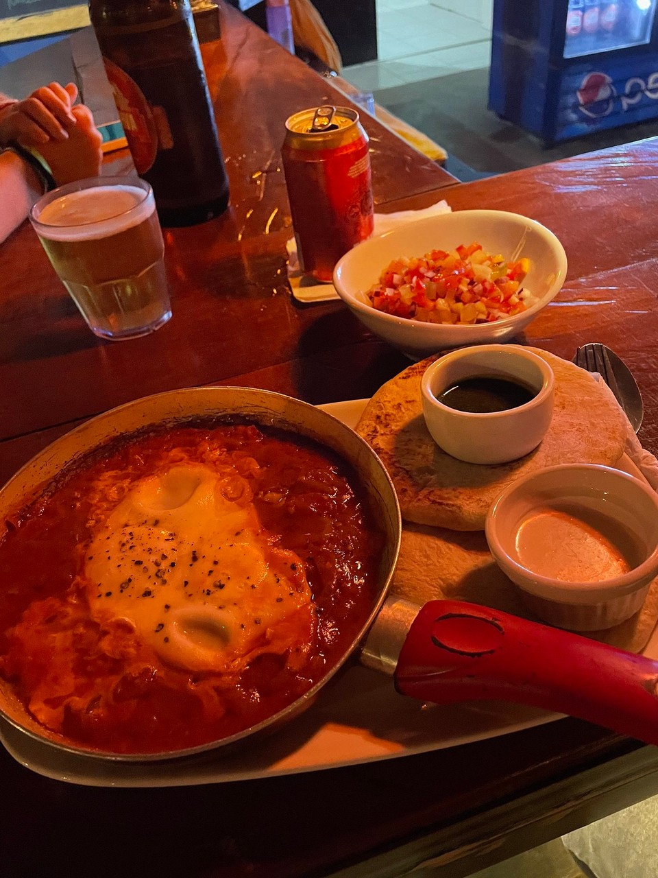 Guatemala - Lanquin - Noch gemeinsames Abendessen und ein paar gemütliche 🍻 an der Hostelbar 