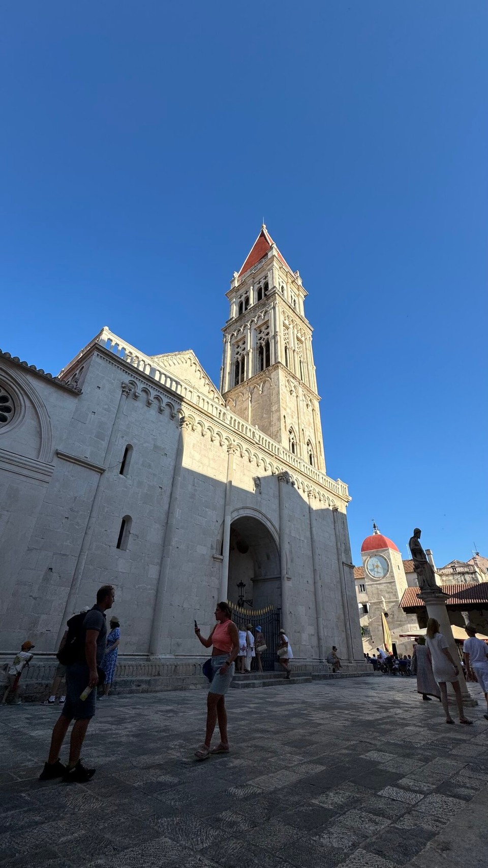 Kroatien - Trogir - Die Stadt blickt auf eine über 2000-jährige Geschichte zurück, die von Illyrern, Griechen, Römern und Venezianern geprägt wurde. Mit ihrem Labyrinth aus verwinkelten Gässchen, historischen Palästen und stilvoll gestalteten Plätzen zählt Trogir zum UNESCO-Weltkulturerbe.