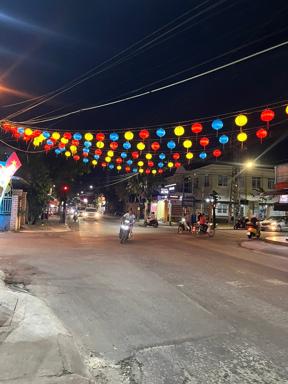 Vietnam - Hoi An - Pretty sights on the way home. Got back to the hostel, had a shower and got ready and then went down to the social before going out to mr bean bar again