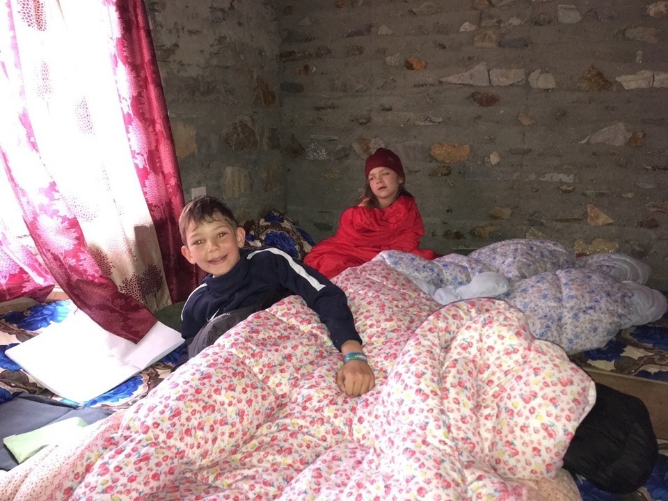 Nepal -  - Die Camps sind sehr einfach gehalten, zum teil schliefen wir in notdürftig zusammen genagelten Bretterhütten mit Wellblechdach. Das Essensangebot ist auf allen Lodges ähnlich. Neben dem typischem nepalesischem Essen gibt es zwar Spaghetti, Pizza und Reis jedoch sind die Gerichte eigenartig gewürzt, so dass wir uns schon bald nach unserem gewohnten Essen sehnten. Die Kochecken sind sehr schmutzig und unhygienisch, das Geschirr wird mit kaltem Wasser oder zum teil gar nicht gewaschen. Nicole hat während dem Trek immer wieder mal Magen-Darm Probleme und verbrachte einige Stunden auf dem WC 😣.