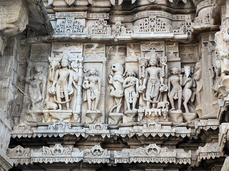 Indien - Udaipur - Elefanten, die für Glück stehen und Pferde die für Kraft stehen, viele Symbole sind hier verewigt. Ein wu