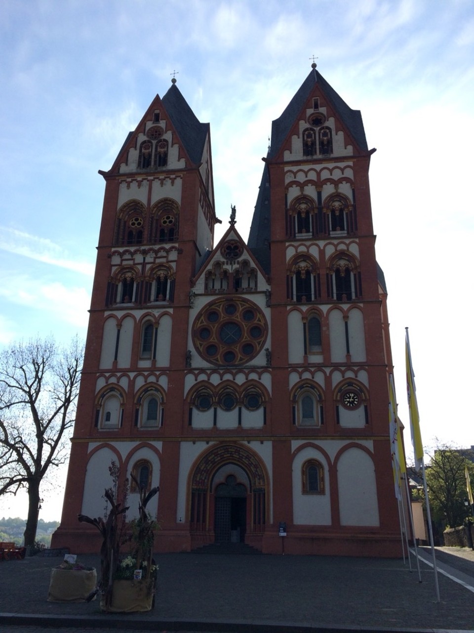 Deutschland - Limburg an der Lahn - Der Limburger Dom.

Der Limburger Dom, nach seinem Schutzpatron St. Georg auch Georgsdom genannt, ist die Kathedralkirche des Bistums Limburg und thront oberhalb der Altstadt von Limburg. Die hohe Lage auf dem Kalkfelsen oberhalb der Lahn sorgt dafür, dass der Dom weithin sichtbar ist. Der Bau gilt heute als eine der vollendetsten Schöpfungen spätromanischer Baukunst. Es zeigen sich jedoch bereits Elemente der Frühgotik. Diese Baukunst heißt rheinischer Übergangsstil. 