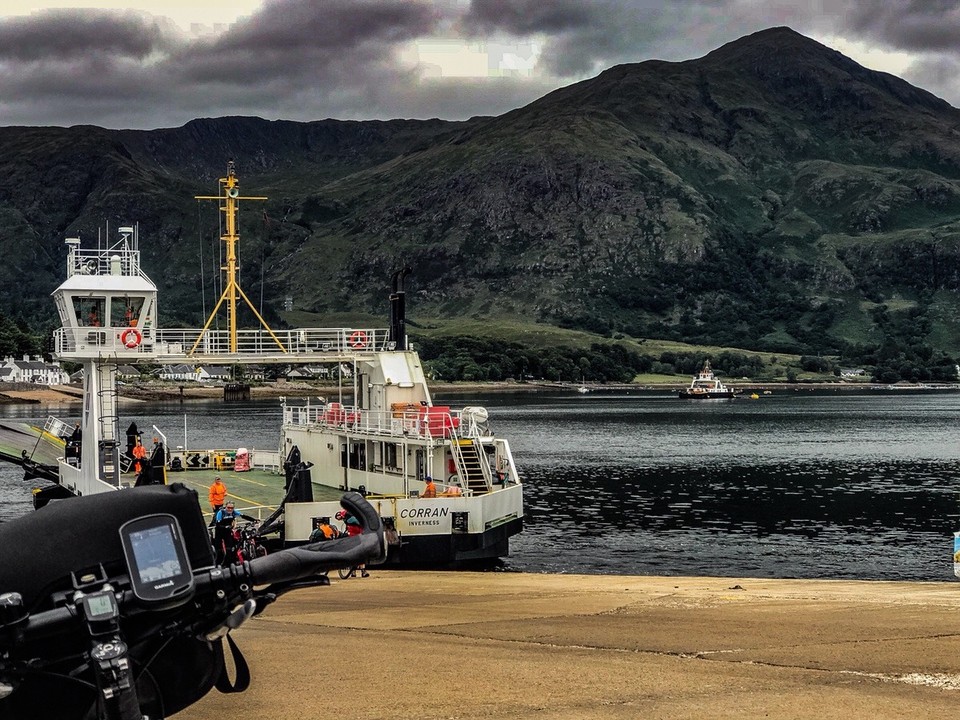United Kingdom - Fort William - Mein Quartier liegt genau am anderen Ufer, das man auch über die Straße erreichen könnte, allerdings mit einem 25km Umweg. 
Ja! Ich gebe es zu, ich mach es mir schon auch sehr bequem.
