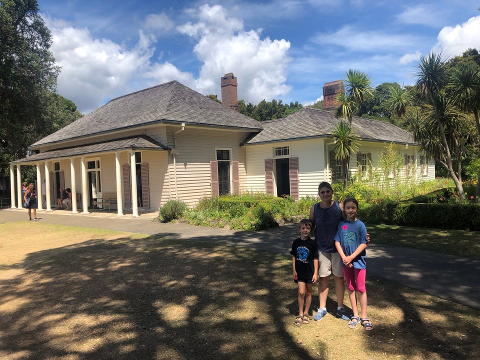 Neuseeland - Waitangi - Vor dem Haus, in dem der wichtige Vertrag zwischen Engländer und Māori vor 180 Jahren unterschrieben wurde.