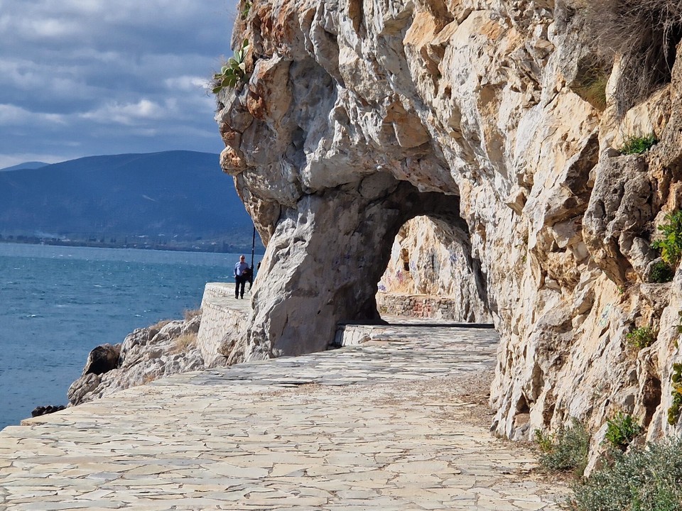 Griechenland - Agios Andreas - …sogar mit kleinem Tunnel