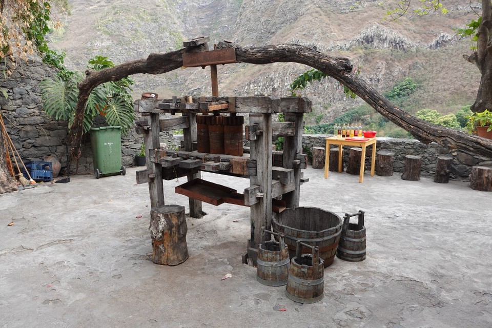 Kap Verde - Santo Antão - et get och Zockerrouer ugeplanzt a Grog domat gemaach; al Press fir de Jus ze kreien
