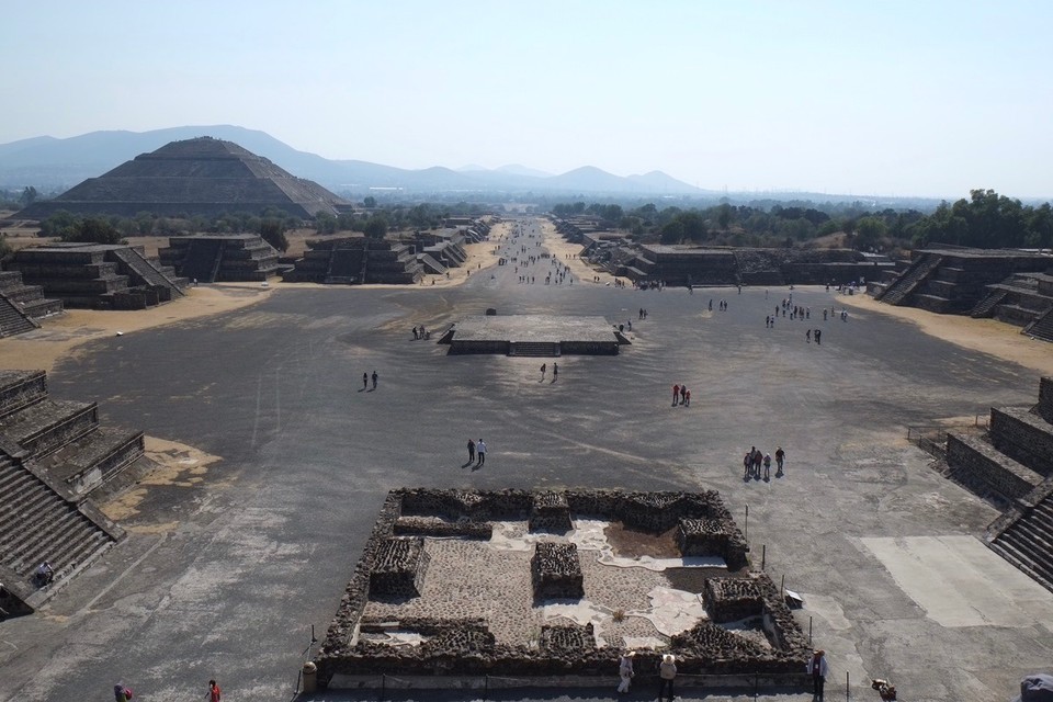 Mexiko - Teotihuacán - Auf der Mondpyramide - auf diesem Platz fanden große Feste statt. Es muss eine eindrucksvolle Kulisse gewesen sein!