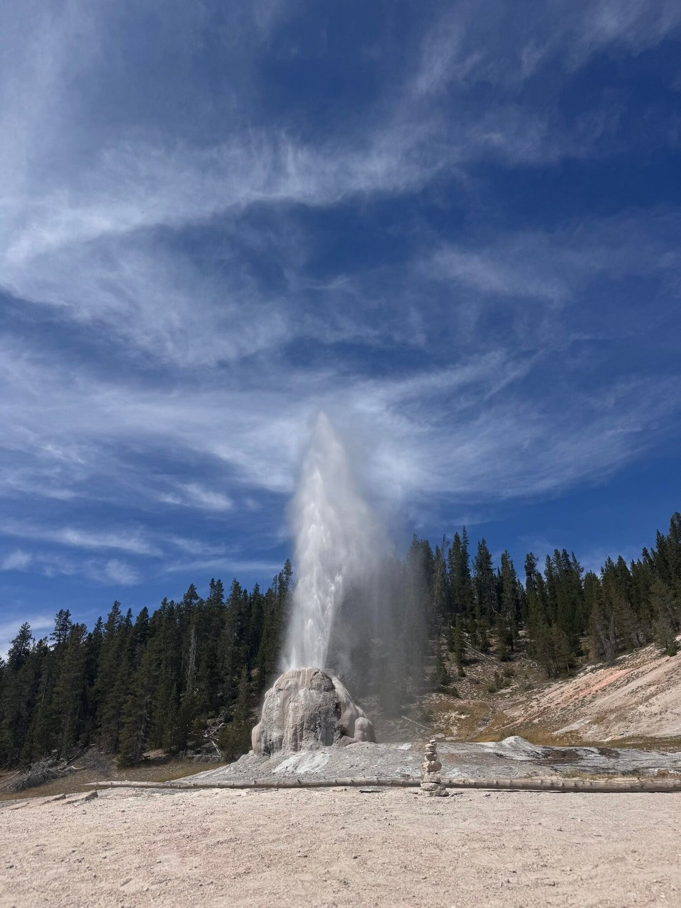 Vereinigte Staaten - Yellowstone National Park - De Lone Star Geyser esch es Geogarfischs Spektakel. Er sprützt all 3h ca. 30‘000L Wasser us. Die Wasserfontäne chönd bis 12m höch si. Er esch eher chli usserhalb vo de Tourispots und es hed ned so viel Lüth. Wo mier ahcho sind hemmer denn erfahre dass er grad vor 5min fertig gsi esch.🙈😅