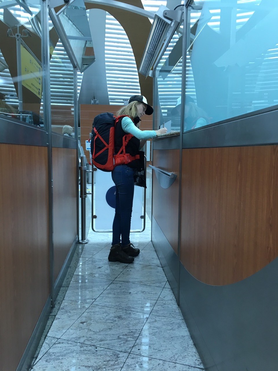 Russland -  - Wenn einem nur 30 min zum nächsten Boarding bleiben, freut man sich über jede Schlange und jede Passkontrolle. Just in time kommen wir am Gate an und gehe direkt zum Flieger durch.