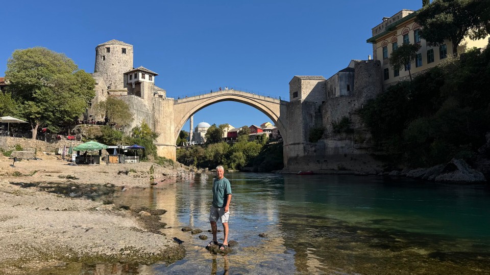 Bosnien und Herzegowina - Grad Trebinje - Die Brücke Stari most in Mostar ist berühmt, weil sie ein Meisterwerk der osmanischen Architektur aus dem 16. Jahrhundert ist, als Symbol für das friedliche Zusammenleben verschiedener Kulturen und Religionen steht und eine bewegte Geschichte mit Zerstörung und Wiederaufbau durchlebt hat.