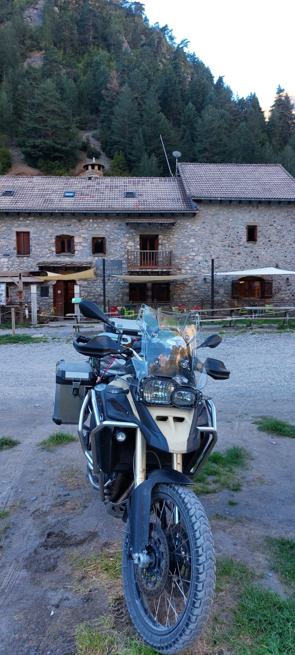Spain - Torla-Ordesa - Nach ca. 45min staubiger, zwischenzeitlich sehr steilen Schotterpiste bin ich am Ziel. Das Refugio de Bujaruelo auf 1338 m.ü.M.