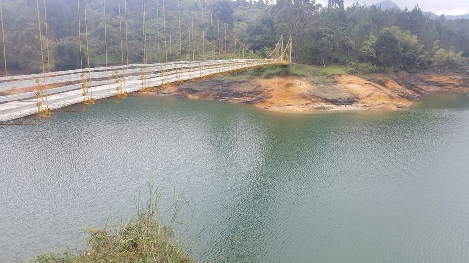 Kolumbien - Medellín - Der Wasserstand an diesem Tag war nicht so hoch (wird durch einen Staudamm reguliert), daher haben sich nur mutige  - ich nicht - von der Brücke "gestürzt." Also einer aus der Gruppe um genau zu sein.