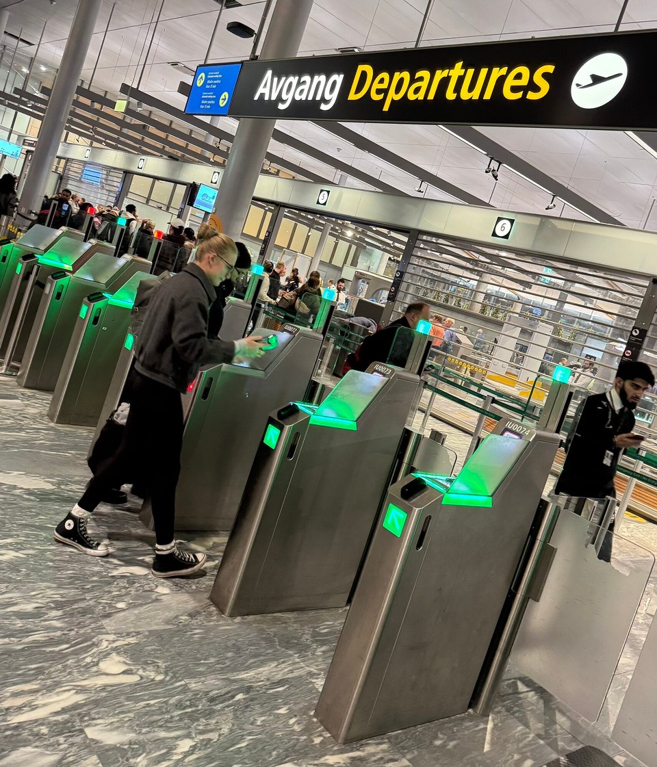 Norwegen - Gardermoen - Und schwups ist sie auf dem Weg… das erste Mal alleine fliegen. 