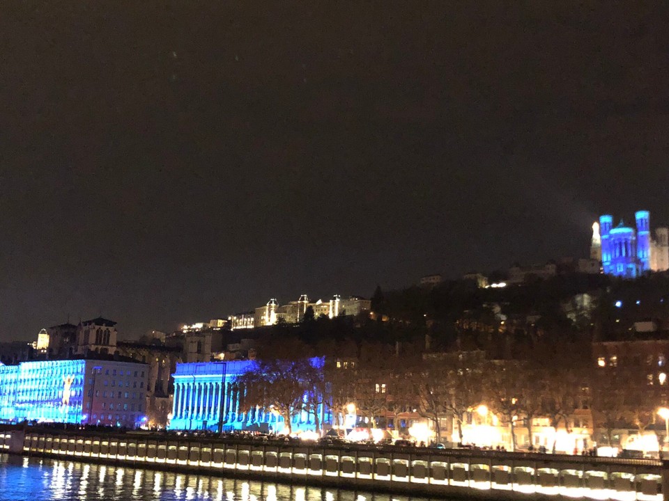 Frankreich - Lyon - Die Gebäude, der Wald und die Kirche haben zusammen einen Film gezeigt