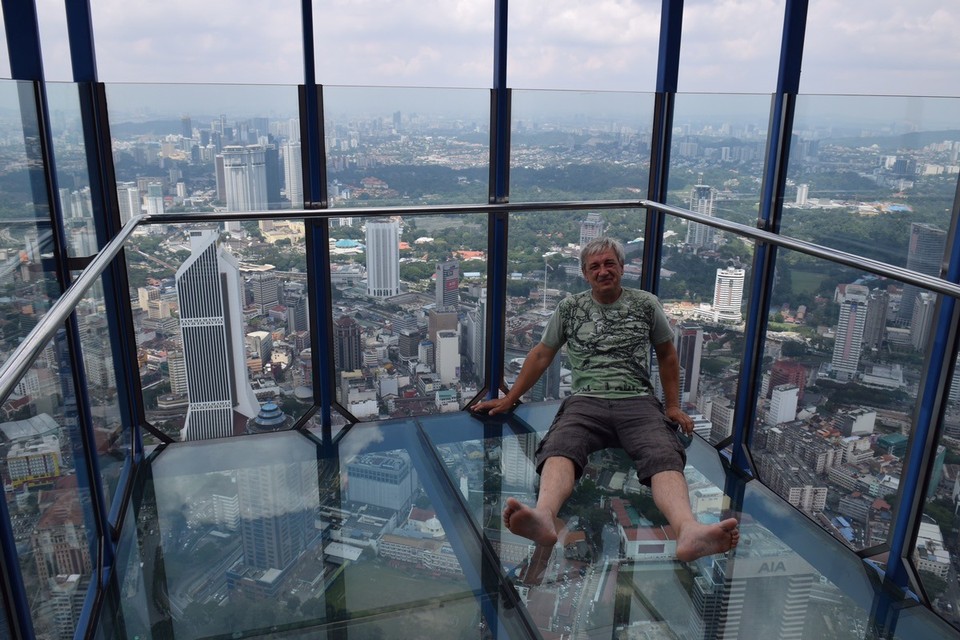Malaysia - Kuala Lumpur - Schon ein komisches Gefühl nur eine Glasscheibe unter sich zu haben.