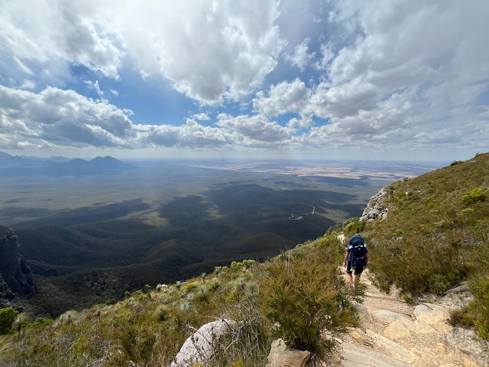 Australien - Stirling Range National Park - Stufe für Stufe bis zum Parkplatz.