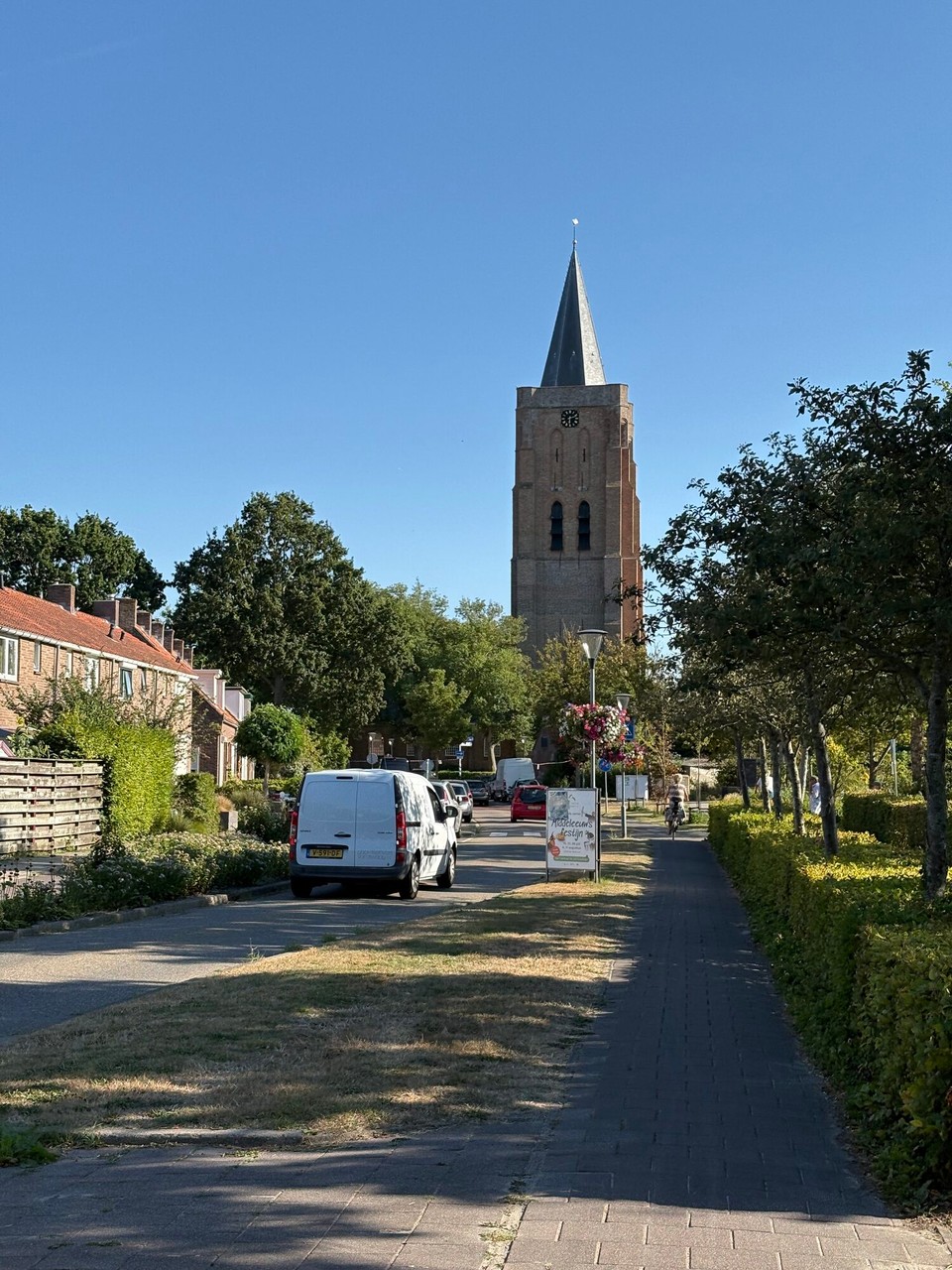 Niederlande - Oostkapelle - Die Kirche von Ostkapelle ist echt malerisch und der Ortskern bietet sich zum Eis/Kaffee genießen an. Oder eben für einen Jumbo Einkauf 