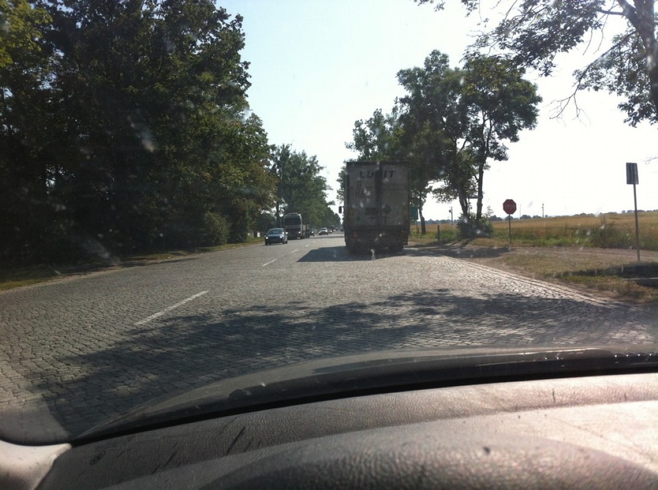 Poland - Gdańsk - Kopfsteinpflaster auf polnischen Landstrassen... 
