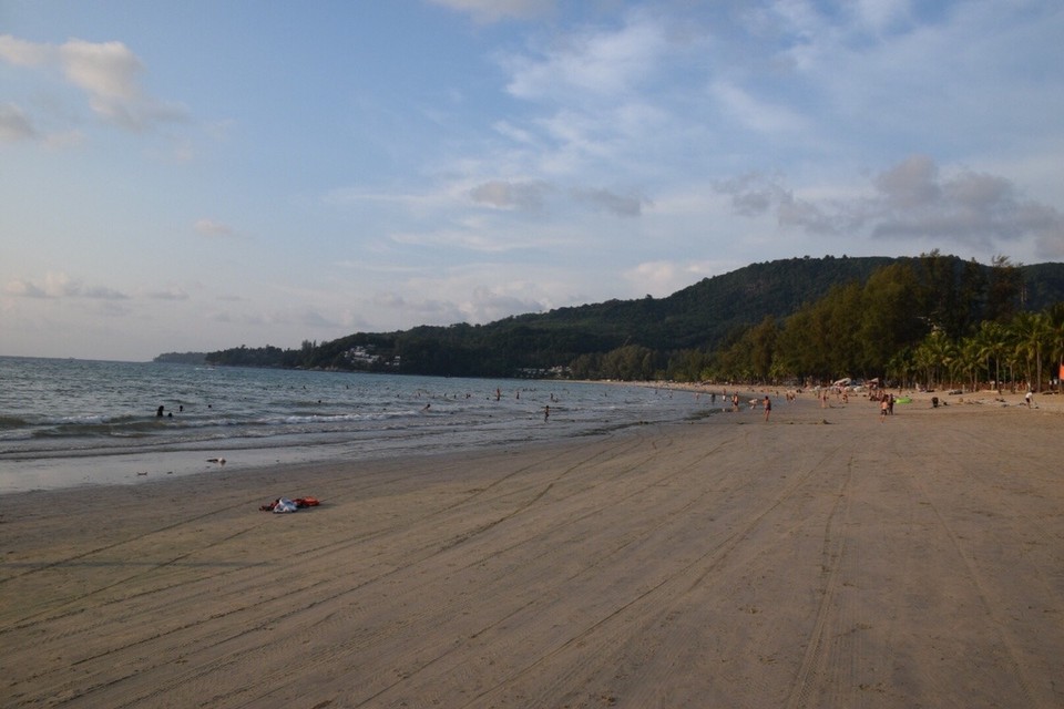 Thailand - Amphoe Kathu - Hier scheint Es auch Ebbe und Flut zu geben, denn der Strand war enorm breit aber zur Hälfte dunkel.
Es waren 32 Grad und das Wasser hatte geschätzte 28.
