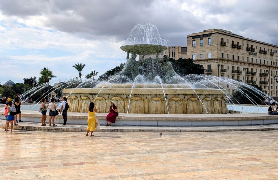 Malta - Valletta - Der Tritonenbrunnen vor dem Stadttor.