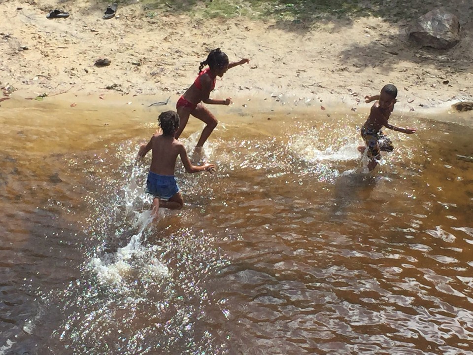 Brasilien - Conde - Kinder im Fluss Baden
