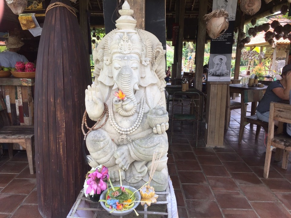  - Indonesien, Gianyar, 80571 - Überall am Wegesrand Opfergaben 