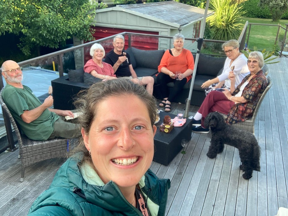 Neuseeland - Upper Hutt - Abends kommen noch ein paar Freunde (Pete, Wendy, Garry, Ginny, Vicy, Meryn) von Ginny vorbei und wir essen und spielen ein paar Spiele 🤪
