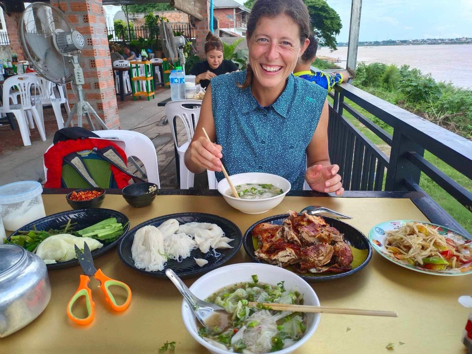 Laos - Hadxaifong - Jeder stellt sich seine Suppe selbst zusammen und dann wird gemampft 🤪