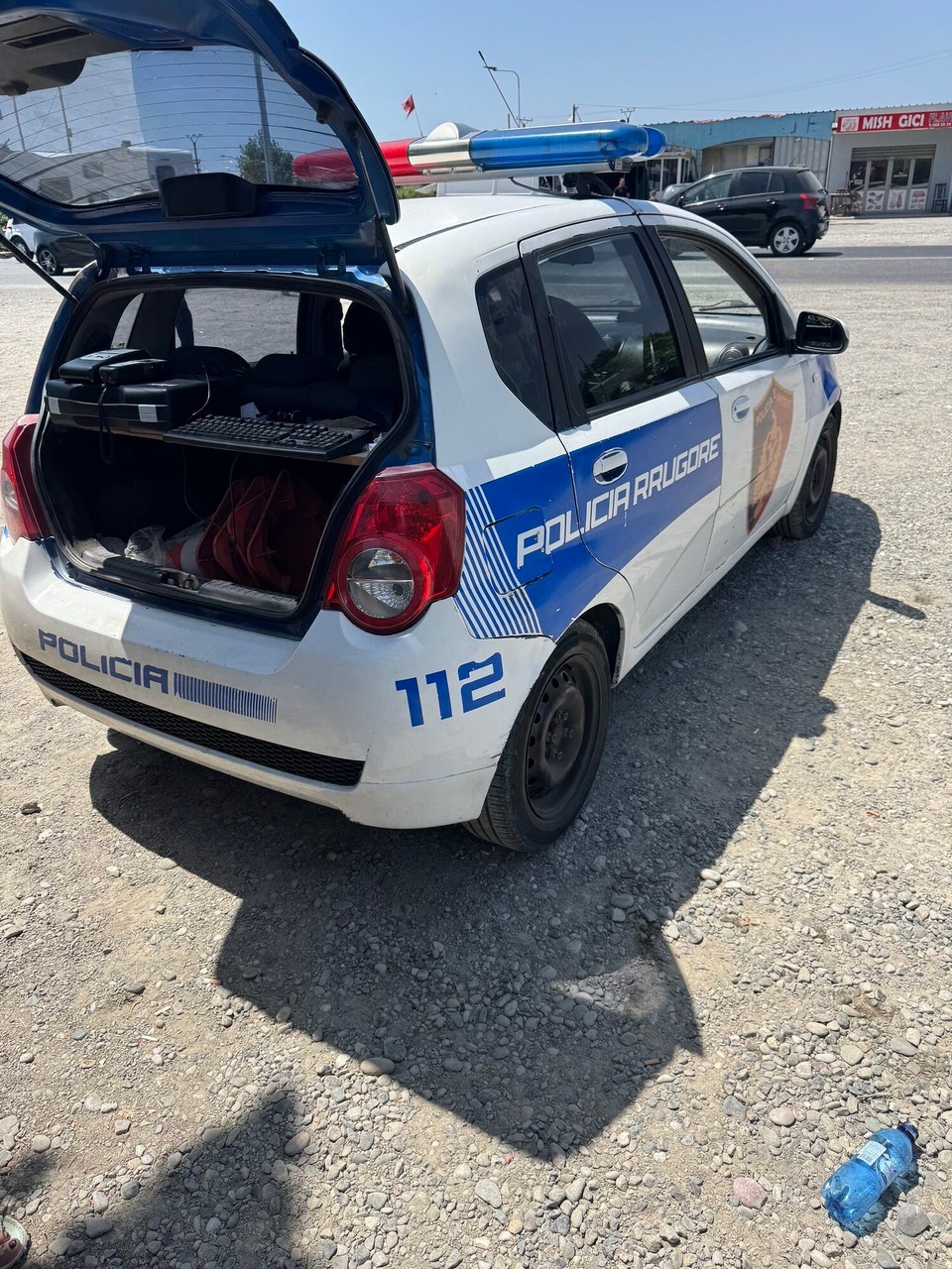Albanien - Shkodër - Unterwegs war viel Stau und Baustellen, mitten im Stau bekamen wir dann einen Schubser von hinten, eine junge Frau war wohl etwas abgelenkt. Also 1 Stunde auf die Polizei warten und dann nochmal 1,5 Stunden bis der Alkoholtest und der Papierkram fertig war.