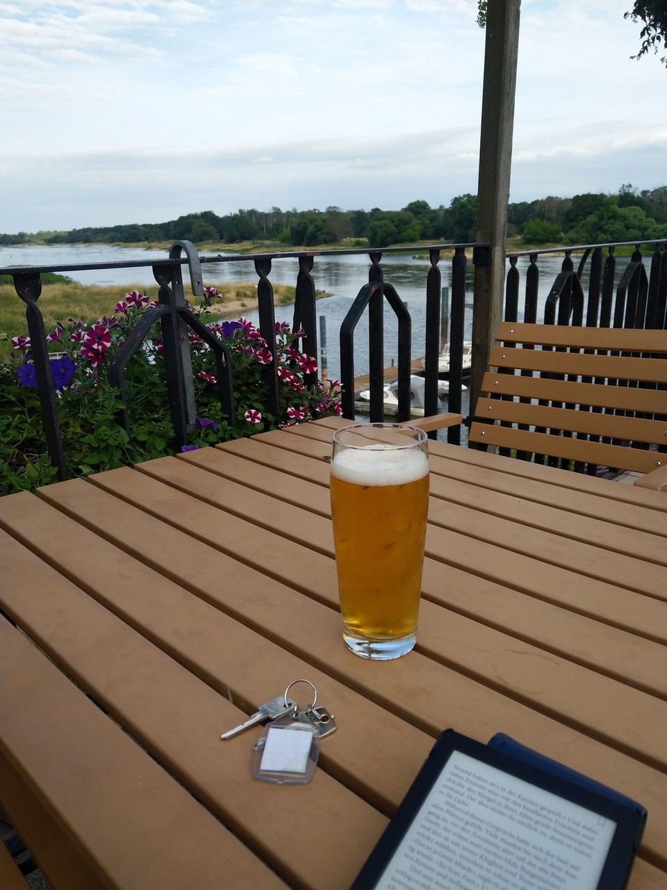 Deutschland - Dessau-Roßlau - Kaffee trinken, Abendessen, Bierchen immer mit diesem Blick - nach heute schnellen 65 km konnte es nicht schöner kommen.
Alster/Radler heißt hier übrigens Ententeich.