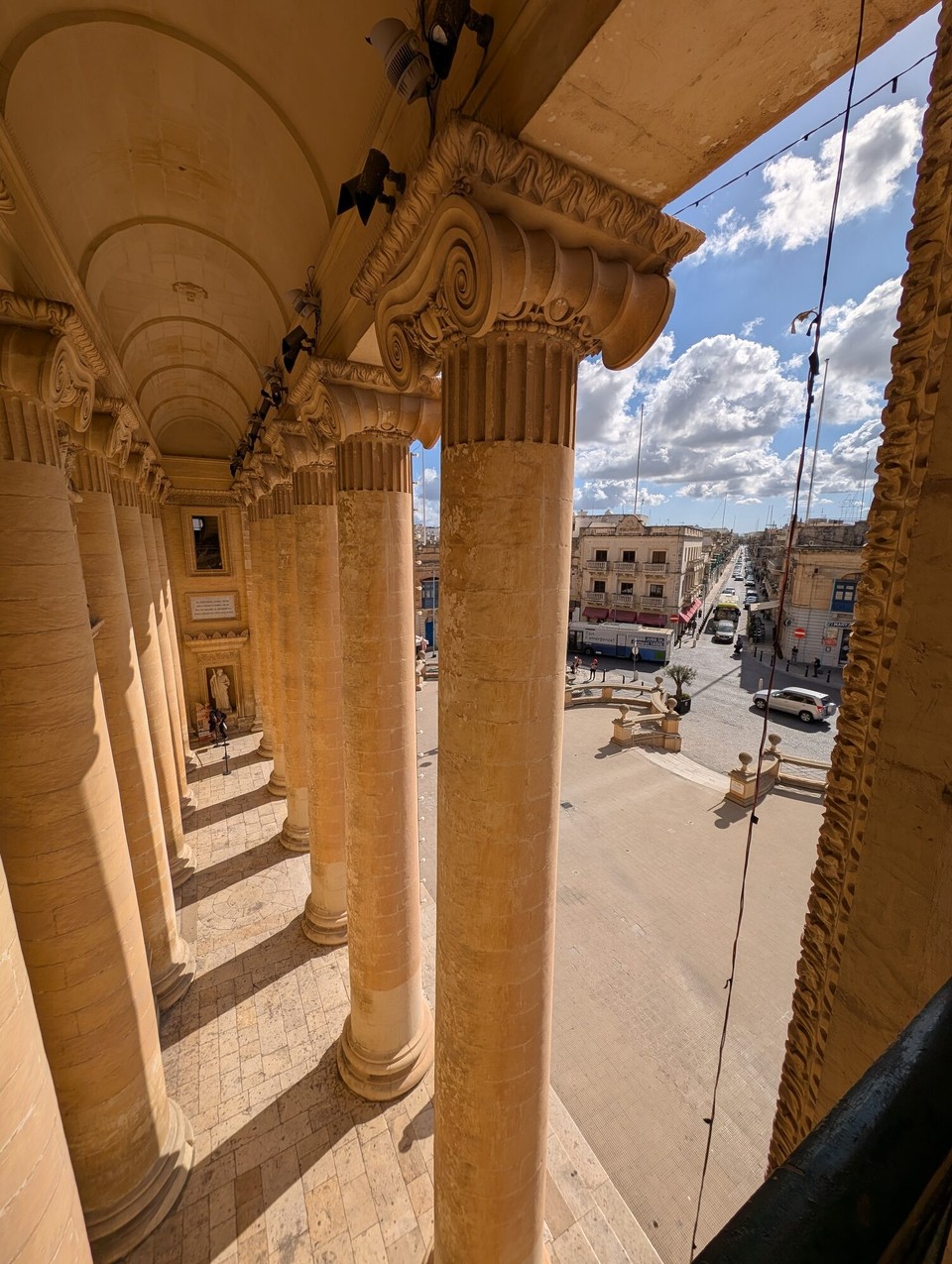 Malta - Mosta - Von hier oben sind wirkt das Gebäude eher wie ein Tempel.