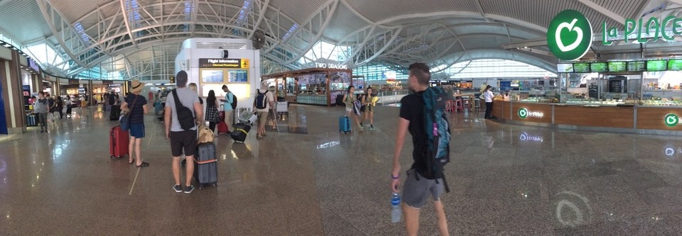 Taiwan - Dayuan - Ankunft am Flughafen in Denpasar (Bali) - wir waren so früh, dass noch nicht mal der Check-in-Schalter offen hatte