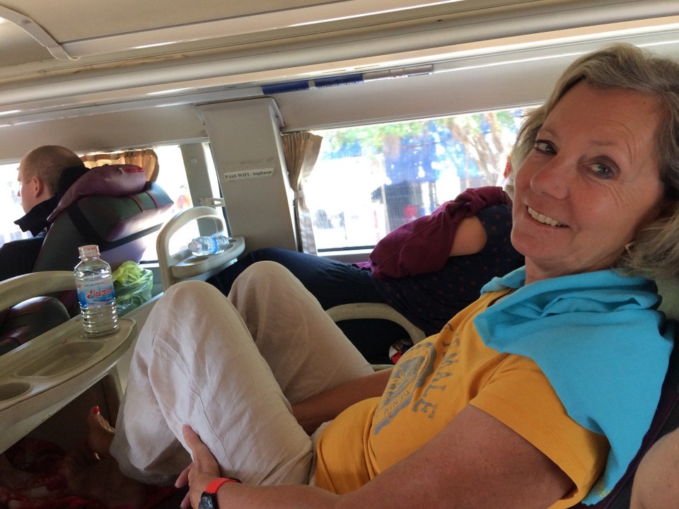 Vietnam - Phan Thiet - In 4 Stunden im beengten Doppeldeckerbus zurück nach Saigon 