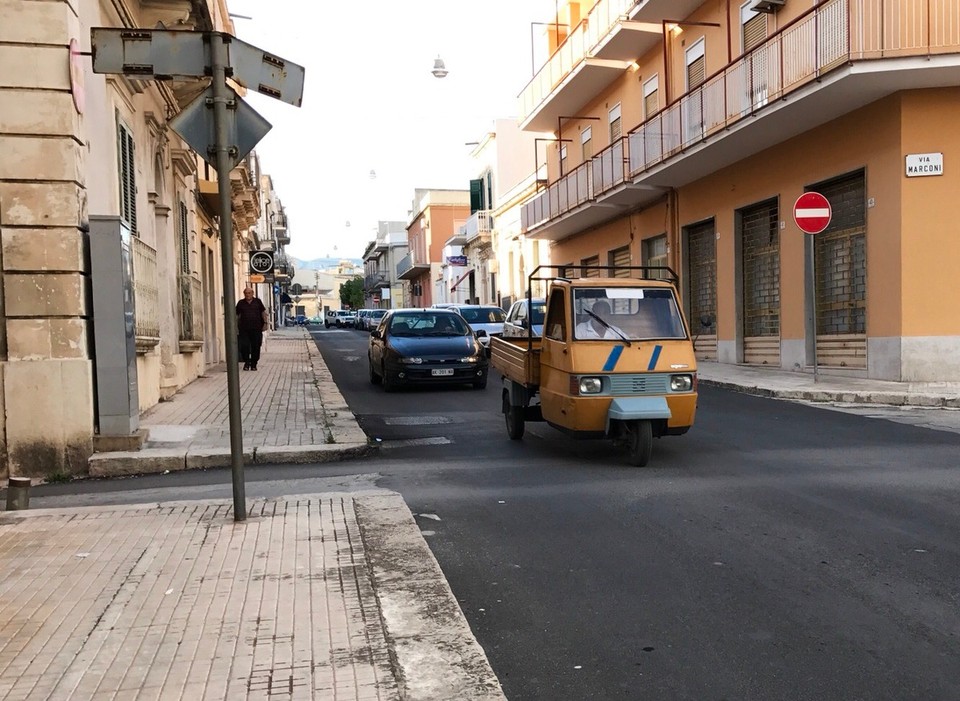  - Italien, Avola - Kein Oldtimer, sondern immer noch im Dienst: Piaggio Ape