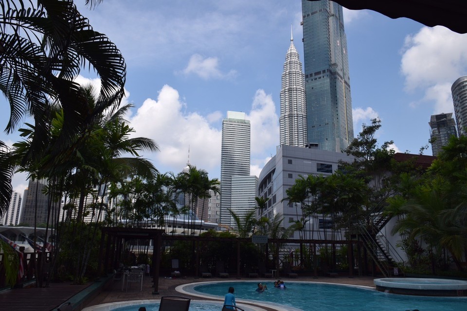 Malaysia - Kuala Lumpur - Unser Hotelpool mit Blick auf die Petronas Tower