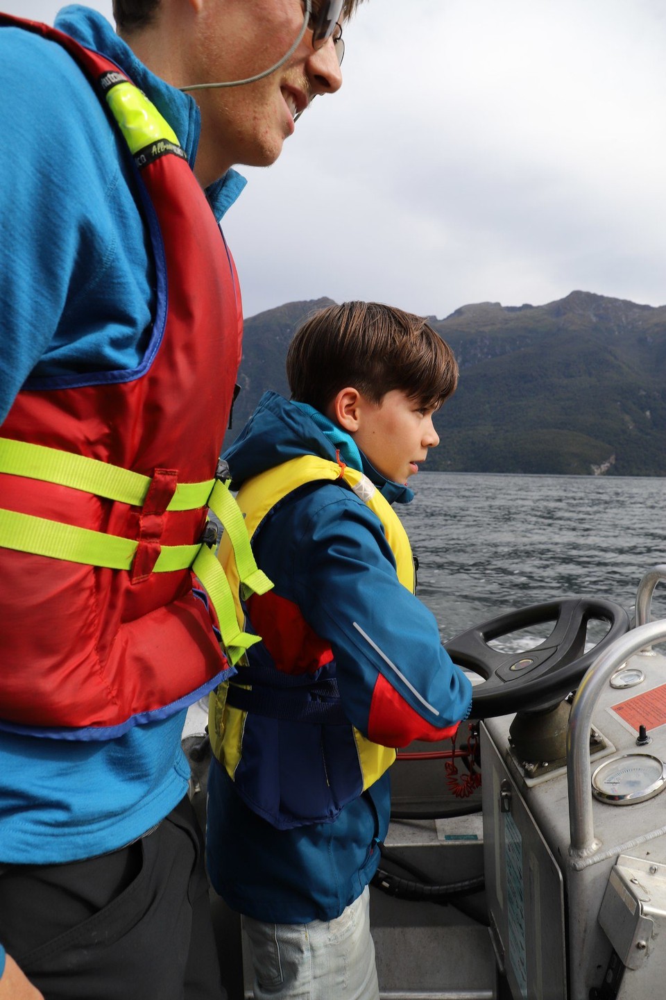Neuseeland - Doubtful Sound - Ausflug mit dem Tenderboat -  Nicolas als Steuermann