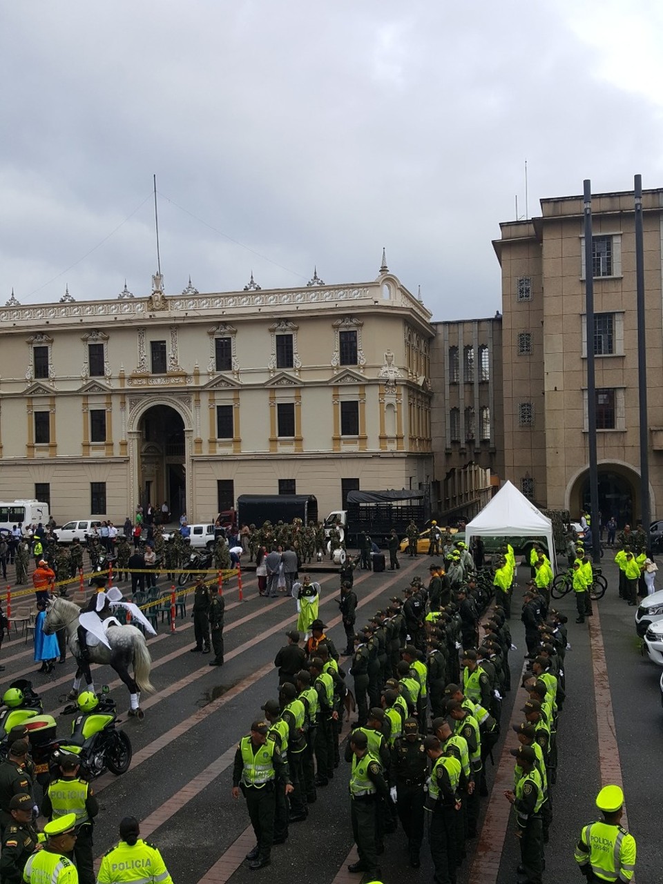 Kolumbien - Manizales - Der erste Tag began wie immer mit Kaffee und geilem Obst und einer Stadttour. Polizei, Armee, etc. haben ein kleines happening zu meiner Begrüßung veranstaltet. Am besten fand ich das Pferd mit den weißen Flügeln....