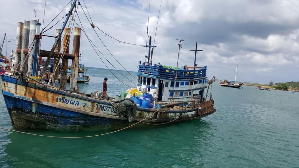 Thailand - Patong - Wir verließen Koh Phangan mir dem Boot richtig Festland.  Nein leider nicht mit diesem coolen Fischerboot...
