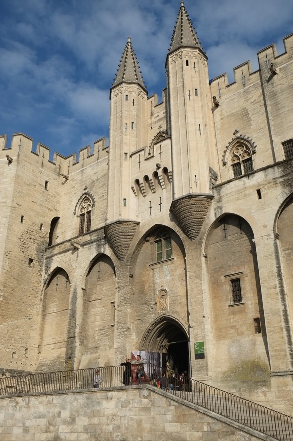 Frankreich - Avignon - Der Eingang zum Papstpalast. Außen Festung, innen Schloss.