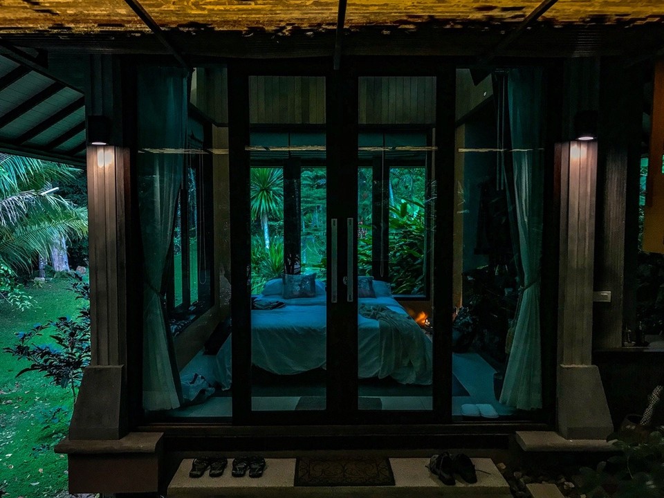 Thailand - Amphoe Lamae - Auch bezüglich des Quartiers sind wir heute in einem Highlight dieser Tour angekommen.
CHONGKO FARMSTAY
Inmitten einer Durian Plantage werden Bungalows vermietet. Stylish, modern, und erschwinglich.
