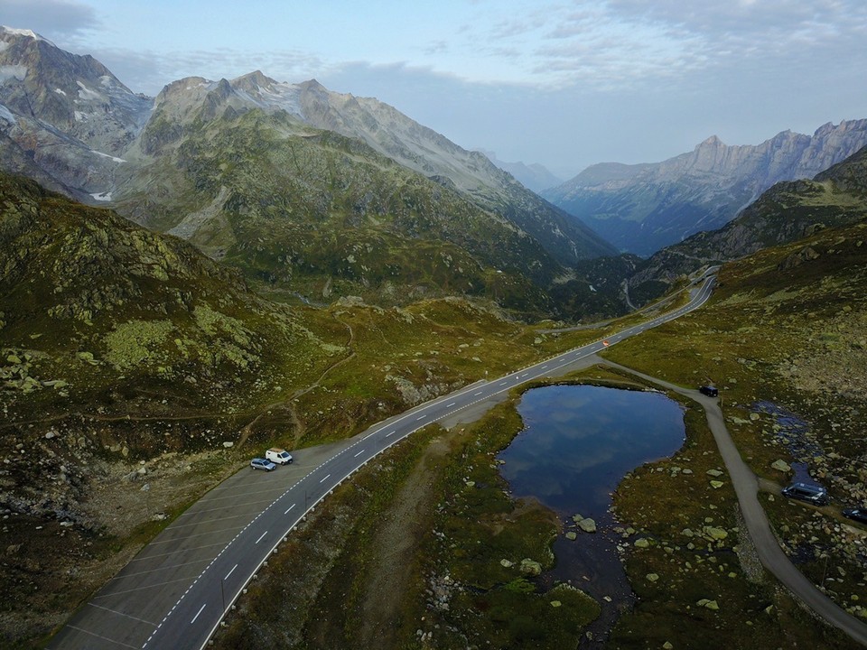 Schweiz - Gadmen - Oben war es recht frisch, zum Schlafen also ideal. Morgens bot sich uns dann ein schönes Bergpanorama mit dem Gletscher. Über @vanlifelocation auf Instagram habe ich diesen Platz entdeckt und kann ihn zum Übernachten echt empfehlen.