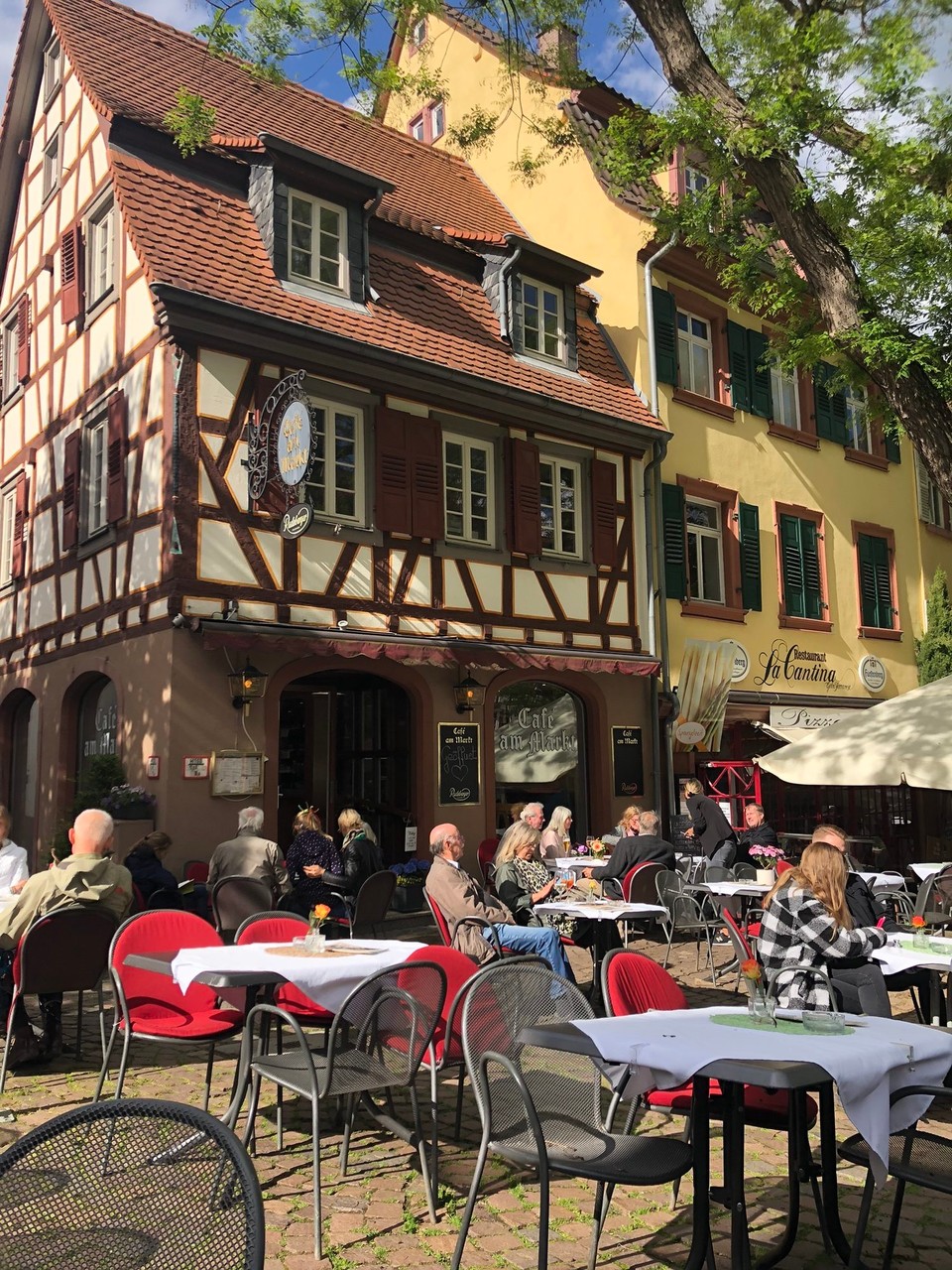 Deutschland - Ludwigshafen - Café Weinheim am Markt.Tisch und Stuhl und  Kaffee mit Impfpass und Adresse. 