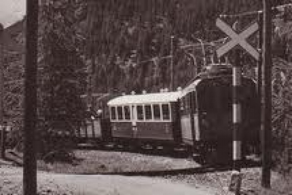 Schweiz - Graubünden - Hier in der Montebellokurve kreuzt die Berninabahn pfeifend die alte, unbefestigte Berninapaßstraßee 