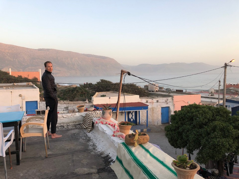 Marokko - Agadir - Unser Surfshop hat eine improvisierte Dachterasse von der aus man beide Surfspots im Blick hat. Und einen Minztee gibt es dort auch!