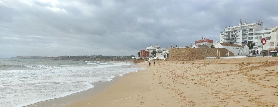 Portugal - Armação de Pêra - Der Strand bei wolkenbehangenen Himmel