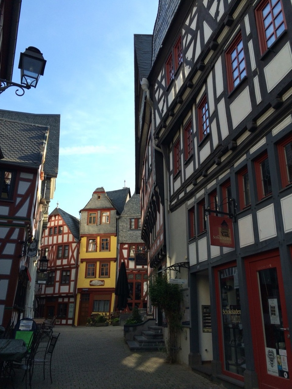 Deutschland - Limburg an der Lahn - Der Fischmarkt gehört zu den schönsten Plätzen in der Limburger Altstadt. Mit Fisch wurde hier allerdings nicht gehandelt. Der Name des Platzes entstand aus der Bezeichnung Fismart, womit ein Handelsplatz für Fäden und Wolle gemeint war. Hier stehen auch mehrere mittelalterliche Hallenhäuser, deren Erdgeschosse ursprünglich aus einer hohen Halle bestanden, die allerdings später mittels Zwischendecken aufgeteilt wurden. Mehrere dieser Häuser wurden inzwischen behutsam wieder in ihren ursprünglichen Zustand zurückversetzt.